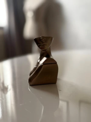 Billie Eilish parfym  - Säljer en parfymen då jag fick två i present och behöver endast en. Parfymen luktar varm vanilj och är endast sprayad ca 4-5 gånger, flaskan är på 30 ml och är köpt ifrån Lyko