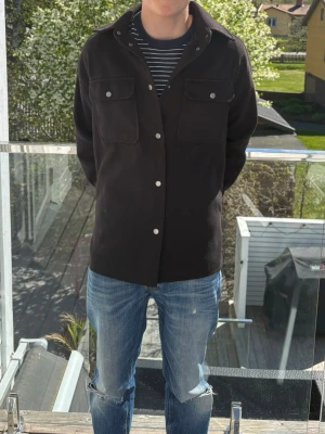 Overshirt - Riktigt snygg svart overshirt. Storleken är M. Tveka inte på att höra av dig vid eventuella frågor och funderingar, vårat pris är inte hugget i sten!🙃