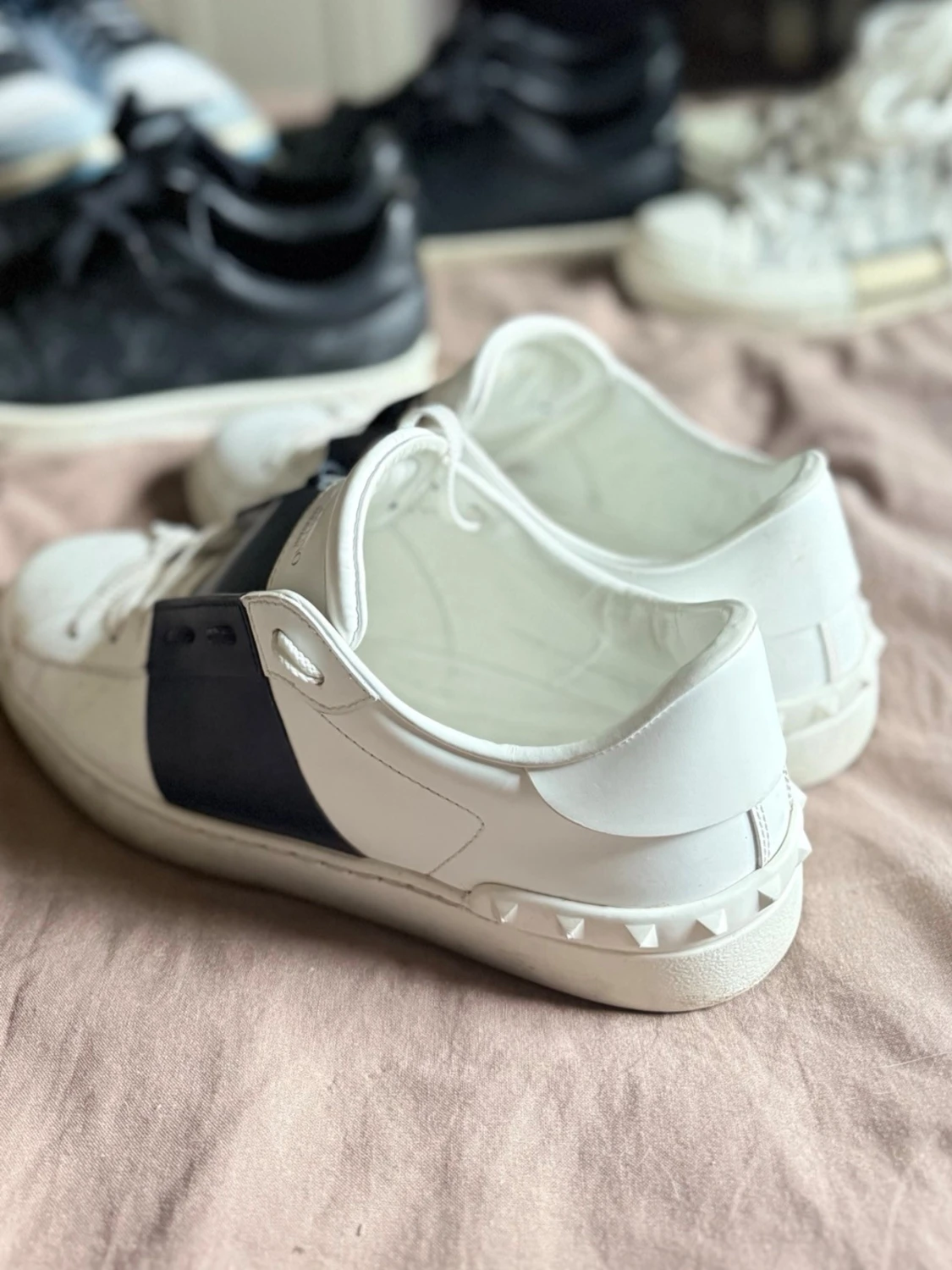 Valentino vita sneakers med blå detalj - 3