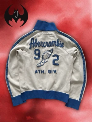 Vintage Abercrombie & fitch zip hoodie - Säljer denna extremt sällsynta och eftertraktade Abercrombie & fitch zip hoodie! | Mycket bra skick | står large men är baserat mycket mindre som kan vara mellan S/XS | Längd: 55cm Bredd: 45cm Armlängd: 62cm | Skyltdocka: M - 48 cm axlar, 75 cm midja | Lägg endast bud med avsikt att köpa nu, inga fördröjning!