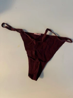 Vinröd stringtrosa - Stringtrosa Pris: 50kr  Storlek: S Nya
