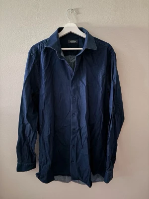 Blå skjorta från Dressman  - En skön och snygg skjorta i Denim material! Riktigt snygg och stilig nu till sommaren! Nypris: 800kr