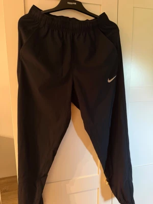 Nike byxa  - Säljer min Nike byxa typ som träningsbyxor den har reflex på Nike logan inga fel nästan aldrig använt 