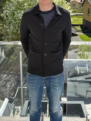 Studio Total overshirt  - Riktigt snygg svart overshirt från Studio Total. Storleken är M. Tveka inte på att höra av dig vid eventuella frågor och funderingar, vårat pris är inte hugget i sten!🙃