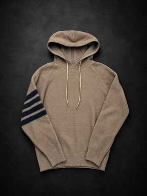 Beige stickad hoodie med blå ränder - Snygg beige stickad hoodie med huva och dragsnören. Ärmen har fyra mörkblå ränder som ger en cool kontrast. Tröjan är i grovstickat material och har ribbade muddar vid ärmslut och nederkant. Perfekt för dig som gillar en avslappnad och trendig stil.