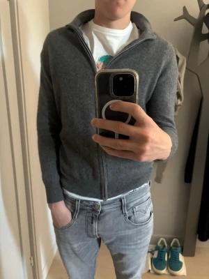Mörkgrå ziptröja softgoat strl S  - Snygg mörkgrå ziptröja med hög krage och hel dragkedja framtill. Tröjan har en enkel och stilren design, perfekt att slänga på över en t-shirt. Mjuk och skön känsla, passar till jeans eller chinos.