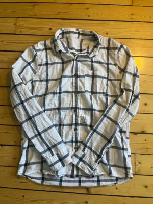Hollister flanellskjorta  - Fet rutig flanellskjorta från Hollister i storlek L.  Mycket bra skick. Skriv vid eventuella funderingae😁 fraktar inom 1-2 dagar