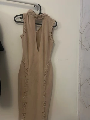 Snygg lång begie klänning - Snygg lång beige klänning funkar på S med