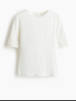 Spets T-shirt  - Säljer min T-shirt med spets armar då den inte används, bara använd 3gånger så skulle säga att den är nästintill som ny. Skrynklig på bilden för den har varit vikt.