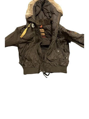 Grön bomberjacka från Parajumpers - Säljer min vinterjacka då de blivit för stor för mig 
