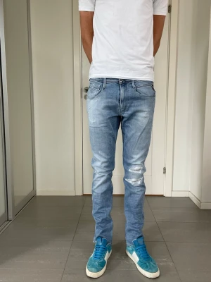 Replay Anbass Jeans - Säljer nu dessa Replay Anbass Jeans med snygga slitningar i populär design, W31 o L32, skriv för fler bilder/frågor🙌🏼