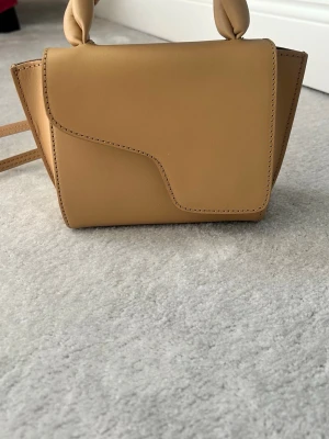 Beige ATP väska - ATP väska, modell montalbano!  Dustbag osv ingår, använd max två gånger, original pris 3900!