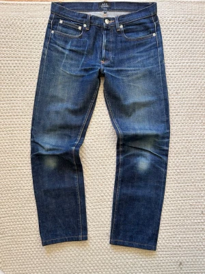 A.P.C jeans - Hej och välkommen till liljestrands nu säljer vi ett par sjukt feta A.P.C selvedge denim inga defekter eller så endast lite täcken på användning vilket som är hela grejen med selvedge aldrig tvättade än. Köpta i Japan!!. Sjukt selsynta. Kom med frågor osv priset kan självklart diskuteras mvh liljestrands