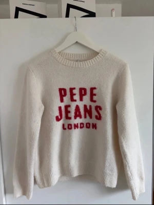 Vit stickad tröja Pepe Jeans - Vit stickad tröja från Pepe Jeans London 