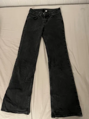 Jeans - Mörkgrå lågmidjade jeans från H&M i storlek 34 