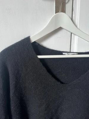 Svart stickad tröja  - Mysig svart stickad tröja från Cubus med rund halsringning. Tröjan har en enkel och stilren design, perfekt för lager-på-lager och passar till det mesta. Materialet känns mjukt och värmande, perfekt för kyligare dagar.