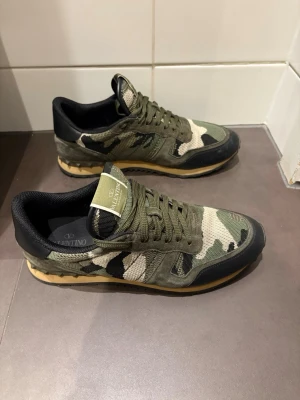 Valentino rockrunner - Äkta valentino rockrunner i grymt skick, skorna har något litet märke här och där men är i överlag i grymt skick! storlek 44, priset diskuterbart, inget og