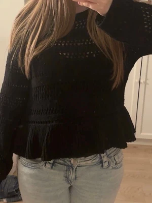 Svart tröja - Svart tröja med små hål från H&M, aldrig använd💕