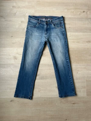 Blåa Vintage Ralph Lauren Regular Fit Jeans W32 L32  - Mycket fina Ralph Lauren Jeans i blå färg. Jeansen är i mycket bra skick och sparsamt använda. |  Äkta som allt annat jag säljer! ✅ |  Storlek: W32 L32 | Skick: Mycket Bra Skick - (SE SISTA BILD) | Färg: Blå | Märke: Ralph Lauren | Modell: Jeans |   Hör gärna av dig vid frågor så svarar jag så fort jag kan! 😁 |  (SKU - ?)