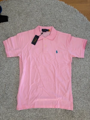Ralph lauren rosa piké  - Mycket fin rosa piké tröja från Ralph Lauren. I storlek M. Oanvänd.