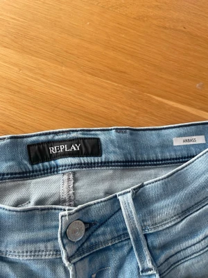 Replay Anbass jeans - Snygga ljusblå jeans från Replay, modell Anbass. Storlek W31 L32. Slim fit. Uppsydda ungefär 5 cm.