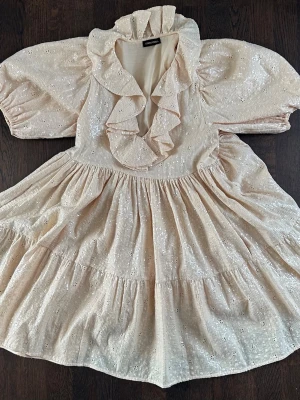 Stine Goya Dress Pink, V-Neck With Pockets - Stina Goye dress in very good condition, not used very much. It is loose fit, three-quarter sleeve, side pocket. Length : 92 cm Waist : 46 cm Original price : 2200 SEK Price : 800 SEK