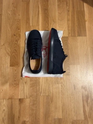 Christian Louboutin  - Skorna ska säljas för ett jätte bra pris, helt oanvända så spring Hit !!!