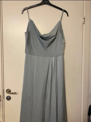 Långklänning - bubbleroom  -  Lång klänning. Waterfall Slit Satin Gown - Bubbelroom Färg- Sage green. Köpt 2 år sen, oanvänd. Storlek 44. Prislapp finns kvar på klänningen. 