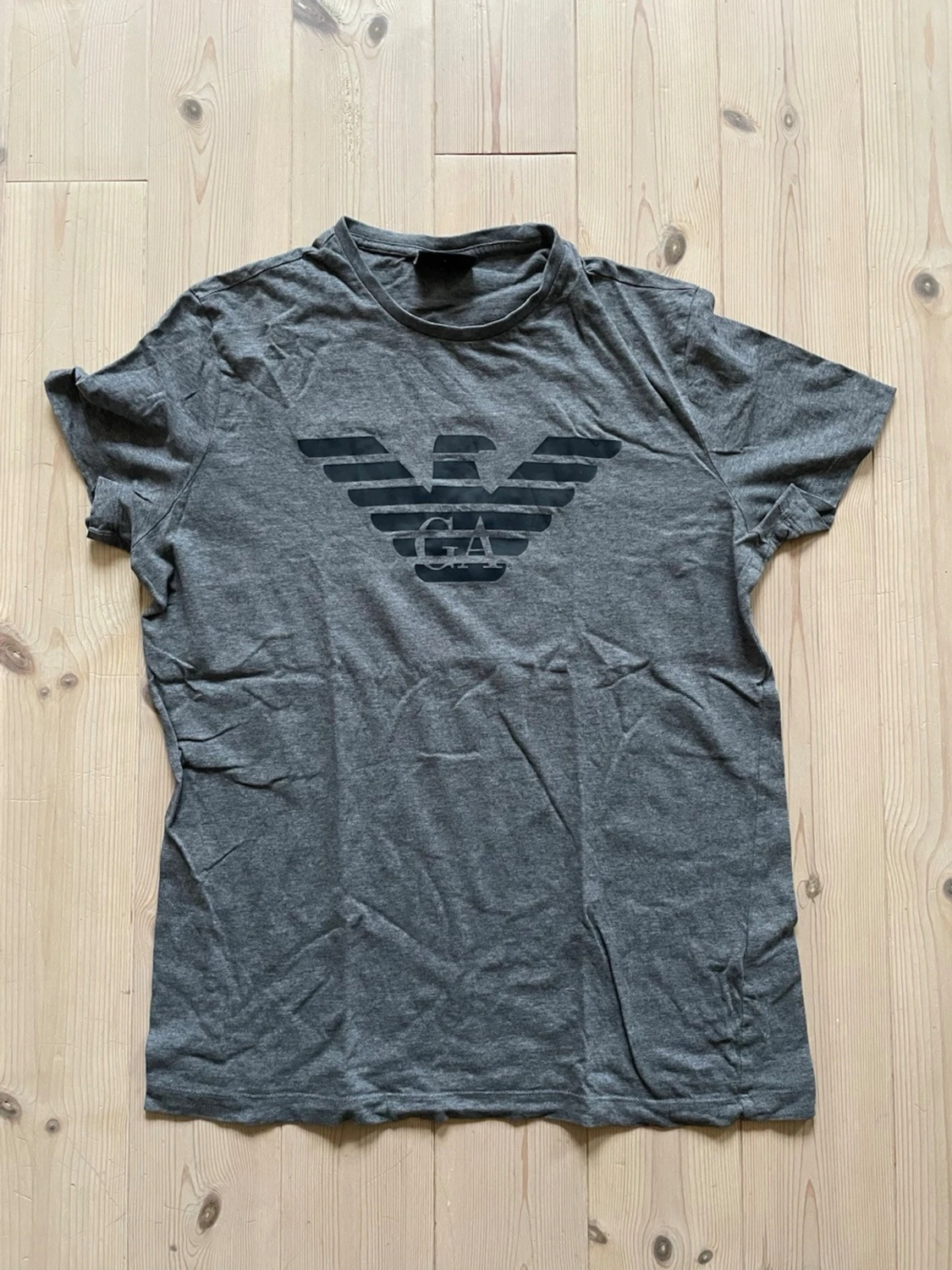 Grå t-shirt från Emporio Armani