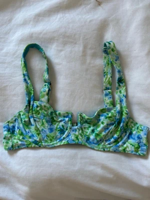 Blommig bikini i blått och grönt - Bikinitopp från bikbok 