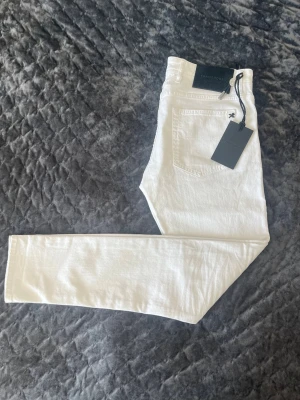 Tramarossa Jeans ”Black Collection” 1980” - Tja! Säljer nu dessa väldigt snygga tramarossa jeans pågrund av att de tyvärr inte passade mig. Size 34 IT=fits W32, fråga gärna om mått! Helt nya endast provade, riktigt snygga slitningar; inga av de går igenom. Hör av dig vid minsta fråga eller fundering!