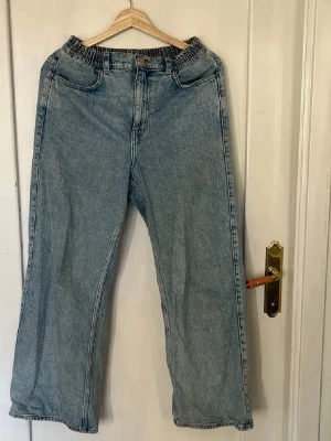 Straight Leg Jeans Weekday - Jeans med resorband vid midjan från Weekday, köpta ca 2020 och använt ett par gånger sedan dess. Väldigt bekväma, inte särskilt stretchiga och lite korta i benen på mig som är 172. Litet märke på ens backfickan