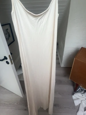 Lång ljus klänning från Gina Tricot❣️❣️ - Lång, ljusbeige klänning från Gina Tricot i mjukt material. Klänningen har smala axelband och en enkel, rak passform som ger en stilren look. Använd fåtal gånger❣️❣️