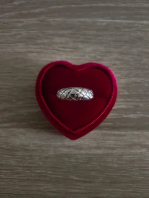 Silverfärgad ring med rutmönster - ring i storlek 18,1mm, silverfärgad. 