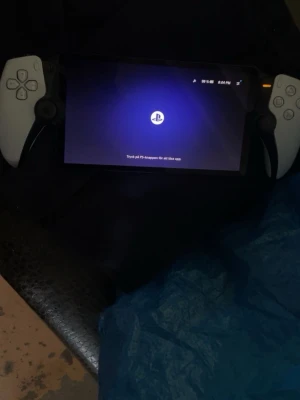 PlayStation Portal PS5 – Som Ny, Endast Använd 1 Gång! - Säljer min PlayStation Portal i nyskick. Enheten är endast använd en gång och fungerar perfekt. Den kommer i originalförpackning och är 100 % äkta från Sony.  ✅ Endast använd 1 gång ✅ Originalförpackning medföljer ✅ Äkta Sony-produkt ✅ Inga repor eller skador ✅ Fungerar felfritt ✅ Snabb leverans – skickas inom 24 timmar ✅ Pris kan diskuteras vid snabb affär  PlayStation Portal låter dig streama och spela dina PS5-spel direkt via Wi-Fi med en fantastisk skärm och de välkända DualSense-funktionern