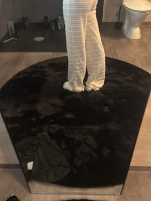 Vita ribbade loungewear-byxor - Mysiga vita loungewear-byxor med ribbad struktur och raka ben. (Lowwaist) ,Byxorna har en avslappnad passform men ändå snygga med stil.Tillverkade i ett mjukt och stretchigt material som känns skönt mot huden.