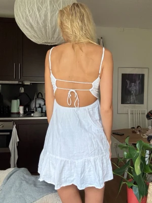 Klänning med öppen rygg  - Säljer en superfin gullig sommarklänning med öppen rygg som man knyter själv 🤍 fint skick i storlek S. köpt på pull & bear