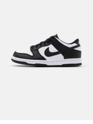 Nike Dunk Low svart/vit sneaker - Klassisk Nike Dunk Low sneaker i svart och vitt/ Panda dunks. Använda men är fortfarande i bra kvalite storlek 43. Pris kan diskuteras
