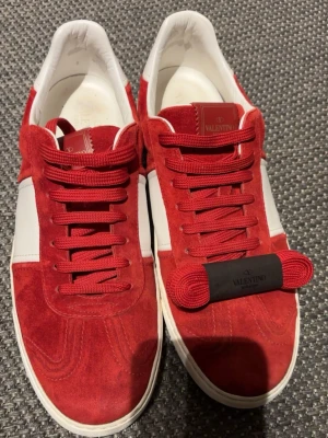 Röda Valentino sneakers i mocka - Flycrew Röda♦️ - Storlek 45 - skick 8,5/10 (saknar 1 nit på vardera sko annars grymt skick) -Fås med extra snöre. Pris 2600 kr.