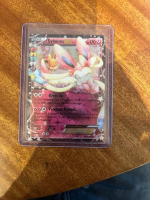 3 Pokemonkort - Säljer ett Sylveon ex, resturang gx och en rayquaza. Korten har ett värde på ca 1000kr och korten går upp i värde hela tiden