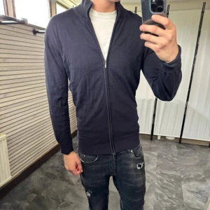 John henric fullzip - Bra skick, urtvättad men den funkar. Nypris ca 1500kr. Passar dig som är 178-188 ungefär. Modellen är 185 cm, 75 kg. Skriv för mer information!🤝