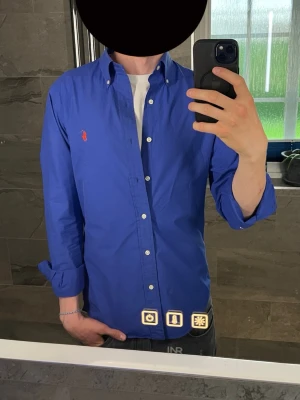 Blå Ralph Lauren Skjorta - Hej! Säljer nu denna Ralph Lauren skjorta för endast 349kr🔥               Den är perfekt inför sommar☀️.                Skick 9/10✅ Storlek S!                       Hör av dig vid minsta fundering📩