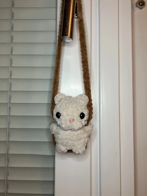 Virkad car hanger  - Virkad ”car hanger” med en gungande katt, perfekt att hänga i bilen eller att ha som dekoration hemma☺️ Säljer även car hangers med andra djur på min sida!💗