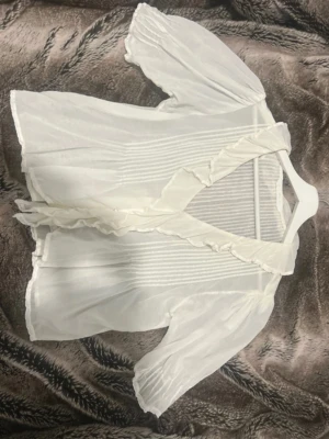 Vit blus med volang och trekvartsärm - Söt blus till sommaren! Fint skick och storlek S❣️