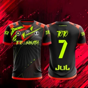 Svart och neongrön fotbollströja - Unik fotbollströja från 90 Minute i svart med neongröna och röda detaljer. Framsidan har grafiskt mönster och texten 'Toto & Nineta', medan baksidan har nummer 7 och namnet Toto i neon. Korta ärmar och sportig passform, perfekt för match eller träning.