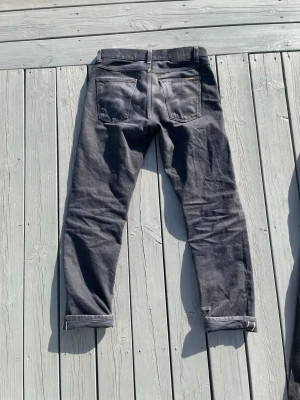 Nudie jeans Gritty Jackson Selvage - Snygga Nudie jeans Gritty Jackson i Dry Onyx Selvage! Storlek 32/32! Hör av dig vid frågor!