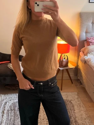 Cashmere tröja  - Så snygg kastanje brun cashmere tröja i 100% cashmere! Så fint skick och inte alls nopprig! 💕💕Nypris: 1100kr