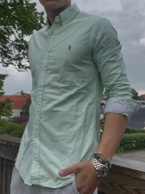 Ralph Lauren M - Galet snygg Ralph lauren Sommarskjorta i storlek M. Modellen är 188 väger 78kg Hör av er vid minsta fundering 
