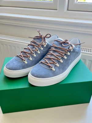 Brand new diemme marcostica skor   - Brand new diemme marcostica skor, alltså inga defekter förutom liten på bakre sidan som ni ser. det ingår box och extra vita sko snören. Storlek: 42  , Kom gärna med frågor! 