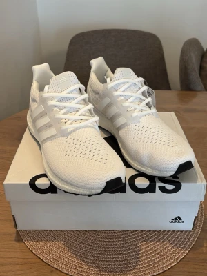 Adidas Ultraboost 1.0 - Adidas Ultraboost 1.0, Skick: 10/10 – helt oanvända, kommer med originalbox. Vid frågor eller intresse, skicka gärna ett DM.